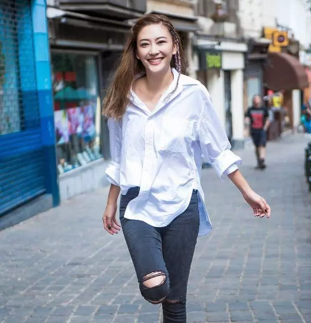 應采兒只是換個髮型,至少減齡了13歲!陳小春都不好意思帶出去