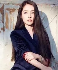 郭碧婷曬照「秀大長腿」,床上物品曝光!網友提醒:好尷尬,向佐是忘了打碼嗎?