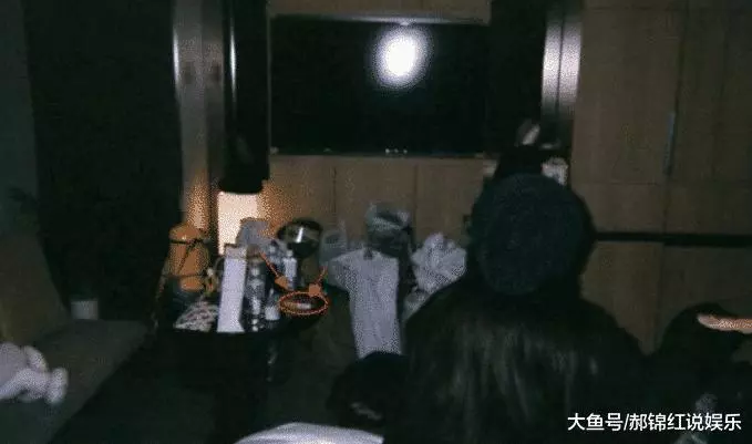 郭碧婷曬照「秀大長腿」,床上物品曝光!網友提醒:好尷尬,向佐是忘了打碼嗎?