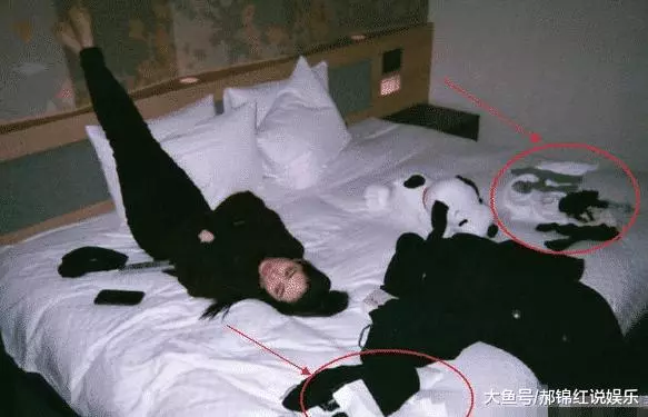 郭碧婷曬照「秀大長腿」,床上物品曝光!網友提醒:好尷尬,向佐是忘了打碼嗎?