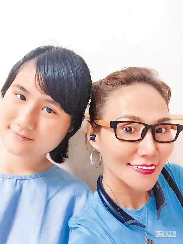 胡曉菁走過失婚「女兒讓我有使命感」身兼多職苦撐經濟 不做花瓶「升大學副院長」睡不到4小時