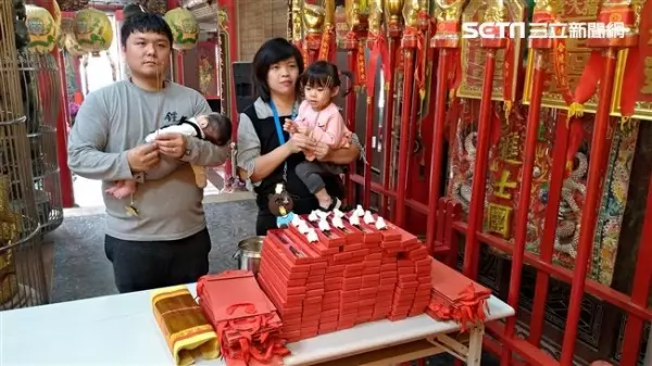 媽祖慈悲!被醫生診斷「很難生出來」求助神明 娘娘賜福「突然飛出幼鳥」讓他落淚還願