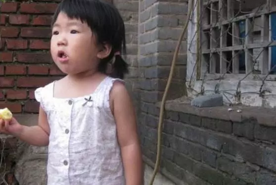 兩個女兒接連失蹤,8年沒找到,婆婆臨終指指牆,俺才知當年實情