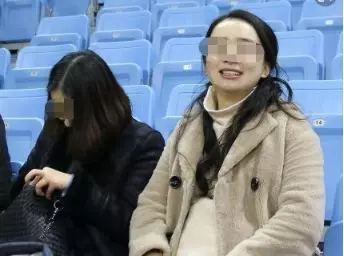 離婚四年前妻沒改嫁,丈夫帶年輕妻子去嘲笑前妻,推開門後蒙了