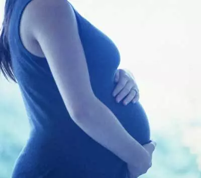 女子懷孕,半夜逼婆婆烤月餅,隔天打開烤箱檢查,女子含淚墮了胎