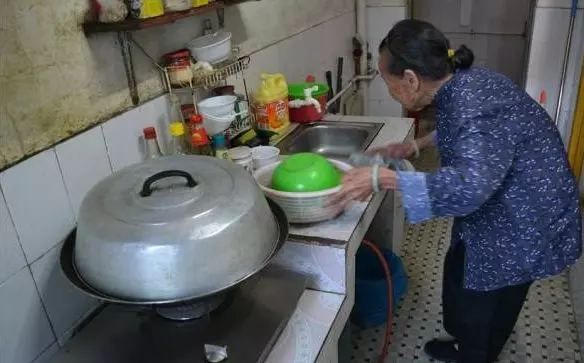 女子懷孕,半夜逼婆婆烤月餅,隔天打開烤箱檢查,女子含淚墮了胎