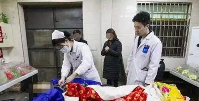 女子殯儀館火化,父母感覺到不對勁,掀開白布,父親氣得發抖