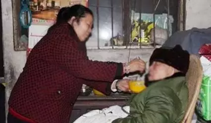 老人去世,保姆不讓兒子打開棺材見他,一年後老人出現在保姆家中