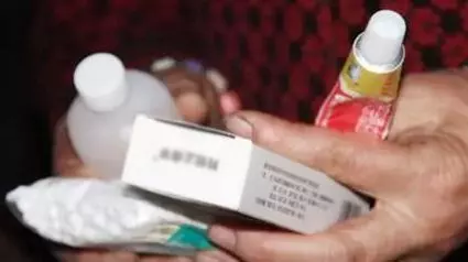 老人去世,保姆不讓兒子打開棺材見他,一年後老人出現在保姆家中
