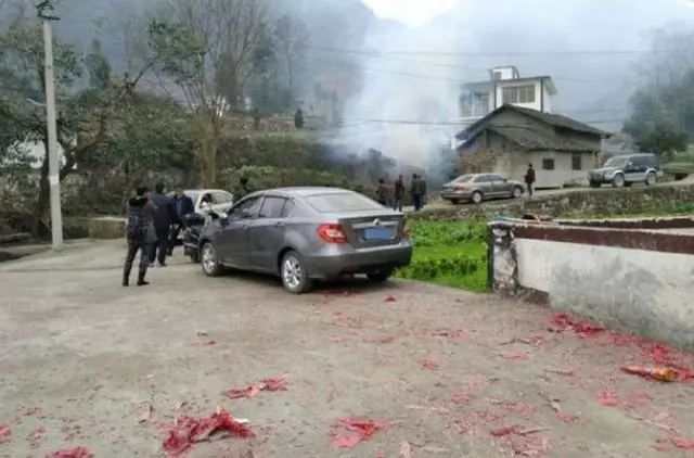 丈夫病逝,妻子丟下四歲兒子跑路,兩年後妻子回村尋子,村民無語