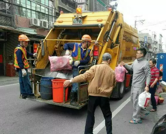 他發現女友出門倒垃圾都穿「暴露裝」偷偷尾隨女友...她短短10分鐘竟在路邊「大戰一場」