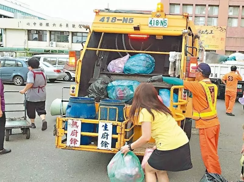 他發現女友出門倒垃圾都穿「暴露裝」偷偷尾隨女友...她短短10分鐘竟在路邊「大戰一場」