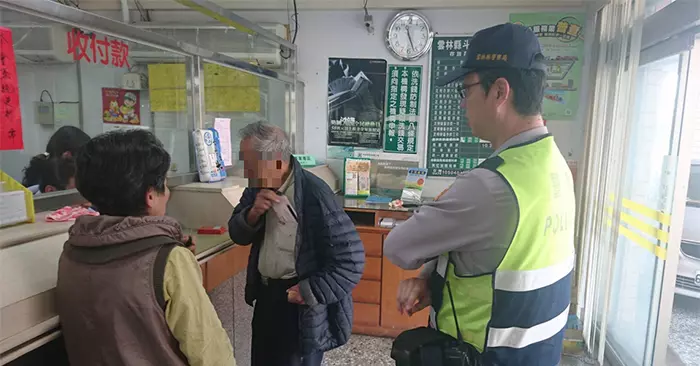 超狂阿公「到農會提領100萬」行員請來警察怕他詐騙,查清事實後原來他是把錢這樣用!真的超狂啊!