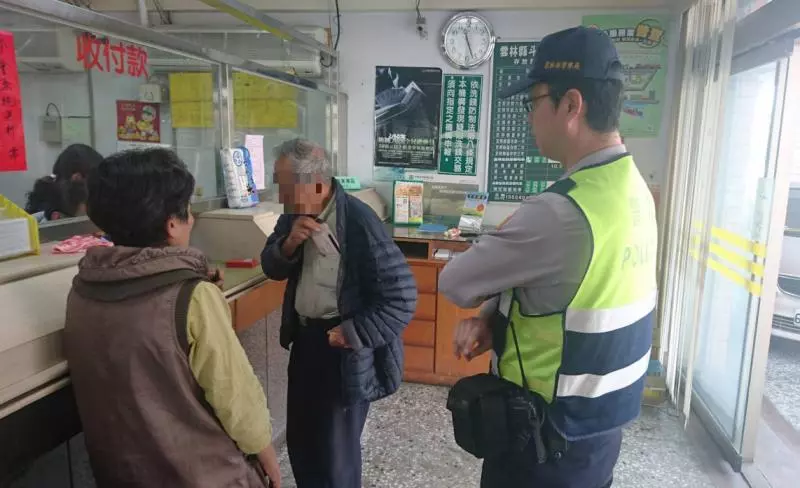 超狂阿公「到農會提領100萬」行員請來警察怕他詐騙,查清事實後原來他是把錢這樣用!真的超狂啊!