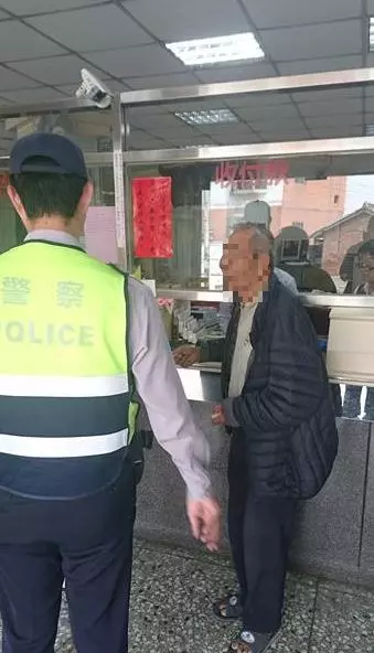 超狂阿公「到農會提領100萬」行員請來警察怕他詐騙,查清事實後原來他是把錢這樣用!真的超狂啊!