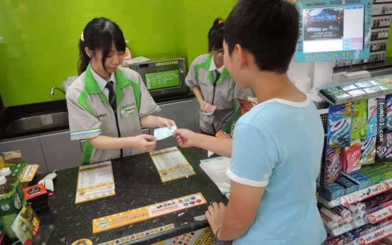 女店員因為怒嗆奧客「以後別給我遇到」被罵到辭職,當她後來發現奧客也到這裡工作就立刻決定復仇!