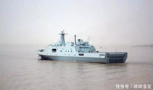 44艘海盜船圍堵1艘軍艦!艦長做了個動作,海盜掉頭就跑