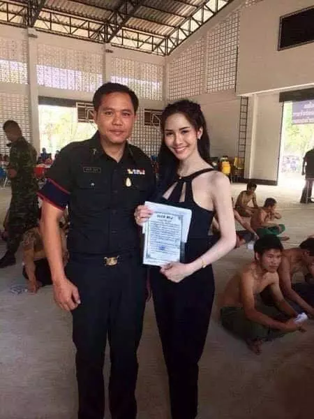 仙氣美女集體佔領泰國徵兵現場 長官叫號「她們跟著上前」網友都愣了