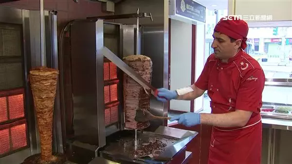 「沙威瑪」傳說再起!巨大肉串削不完 網友揭驚人秘密