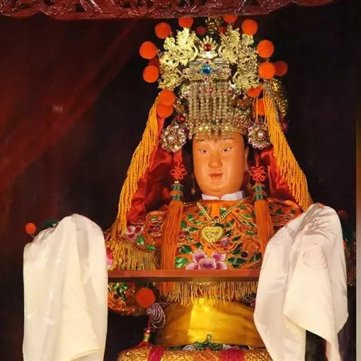 白沙屯媽祖繞境「正妹帶蔥求姻緣」 4年前「媽祖早就託夢」保佑她能嫁好尪