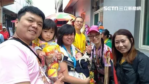 白沙屯媽祖繞境「正妹帶蔥求姻緣」 4年前「媽祖早就託夢」保佑她能嫁好尪