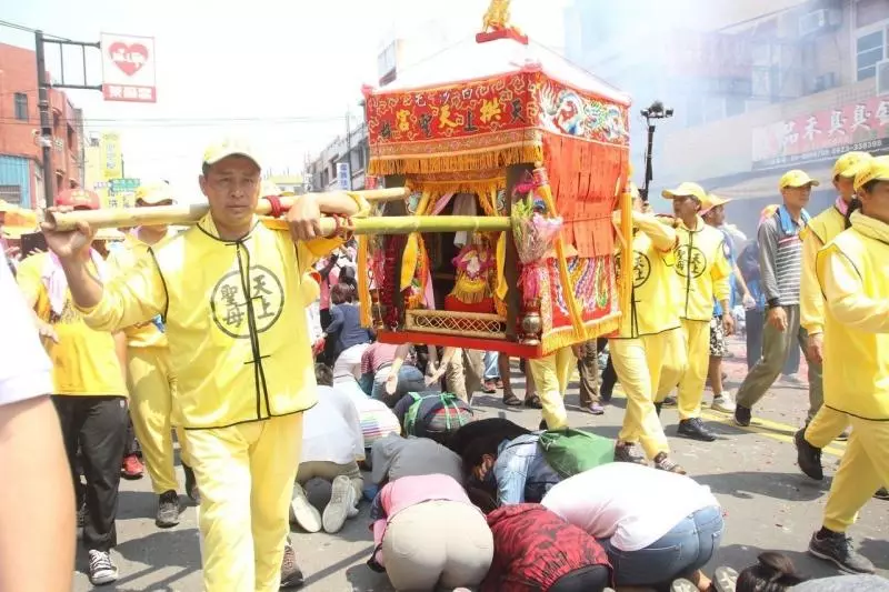 白沙屯媽祖繞境「正妹帶蔥求姻緣」 4年前「媽祖早就託夢」保佑她能嫁好尪