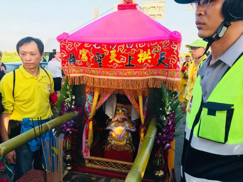 白沙屯媽祖繞境「正妹帶蔥求姻緣」 4年前「媽祖早就託夢」保佑她能嫁好尪