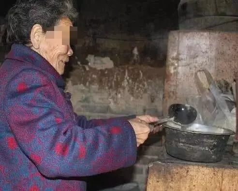 父扮乞丐回老家,五個子女僅一人去接,當晚父親走了,沒接的傻了