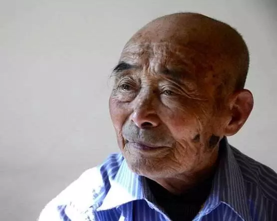 父扮乞丐回老家,五個子女僅一人去接,當晚父親走了,沒接的傻了