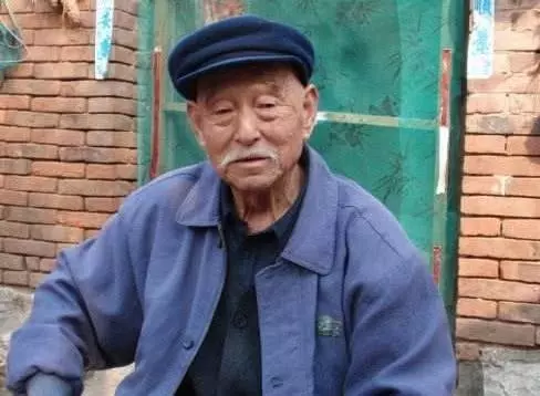 父扮乞丐回老家,五個子女僅一人去接,當晚父親走了,沒接的傻了