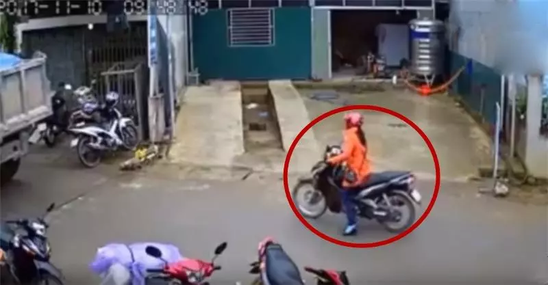 監控拍下恐怖一幕!女子發現不對勁後,扔下摩托車就跑!