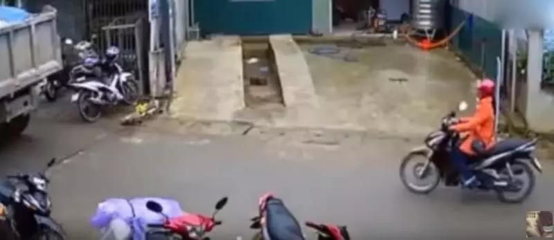監控拍下恐怖一幕!女子發現不對勁後,扔下摩托車就跑!