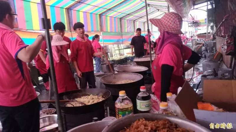 神轎停哪吃到哪!白沙屯媽祖「信徒免費送熱食」溫暖上萬追隨者 準備3天3夜「場面比辦桌還狂」