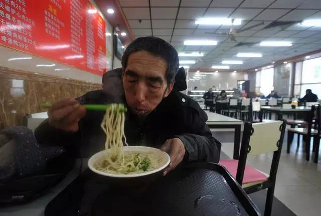 他30多年來每天一碗乾麵! 月收僅9000卻「善捐共80萬」自小家貧更懂人間疾苦:真正的富有