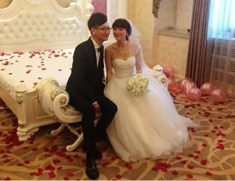 21歲男大生「娶同學55歲美魔女單親媽媽」婚宴感動眾人!結果網友火速出面打臉!還說「我認識那個女的!」