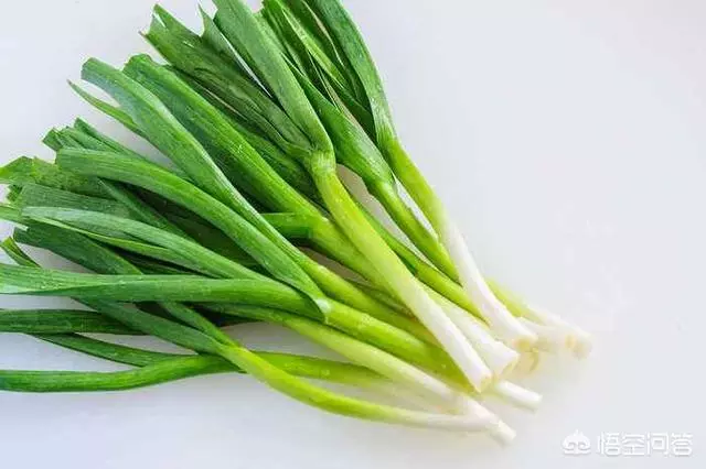 舌炎應該吃哪些蔬菜和水果?蒜苗:它不僅含有豐富的膳食纖維,可以促進體內毒素排出