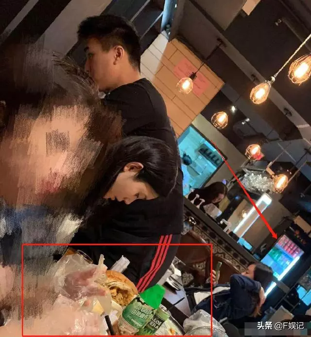 【賭王四房一家喜事連連!】港媒曝何猷君親承奚夢瑤已懷孕數月,在飛機上他親自督促女友吃飯!