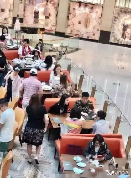 【賭王四房一家喜事連連!】港媒曝何猷君親承奚夢瑤已懷孕數月,在飛機上他親自督促女友吃飯!