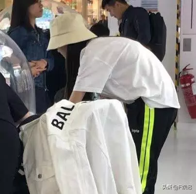 baby手指受傷也陪兒子玩夾糖機,有沒有發現... 小海綿側面像足爸爸黃曉明!
