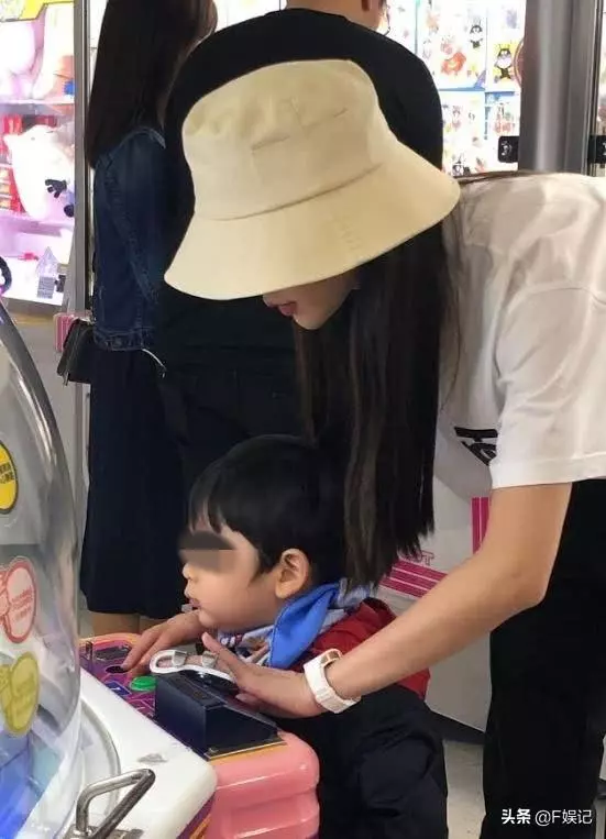 baby手指受傷也陪兒子玩夾糖機,有沒有發現... 小海綿側面像足爸爸黃曉明!