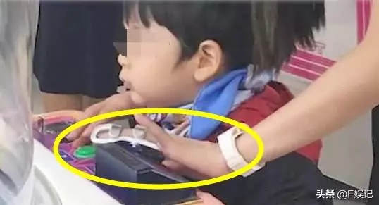 baby手指受傷也陪兒子玩夾糖機,有沒有發現... 小海綿側面像足爸爸黃曉明!