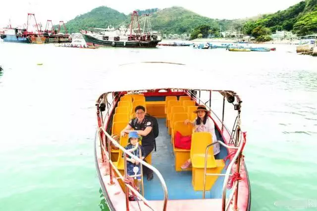 霍啟剛郭晶晶帶兒子下地插秧,豪門少爺幹勁十足超接地氣!