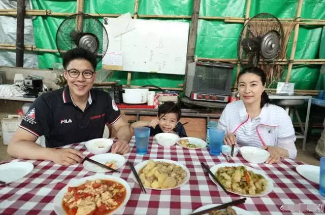 霍啟剛郭晶晶帶兒子下地插秧,豪門少爺幹勁十足超接地氣!