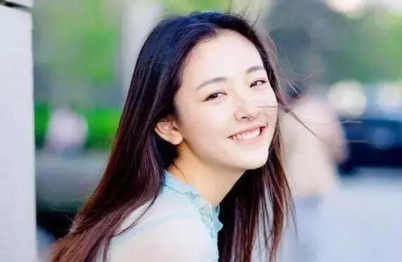 她曾是校花,是擇天記中的白落衡,卻在生日夜被逼喝自己的尿!