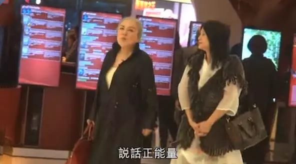 2度拿金像獎女配角,不怕被說整容怪,住千萬別墅過隱形富婆生活!