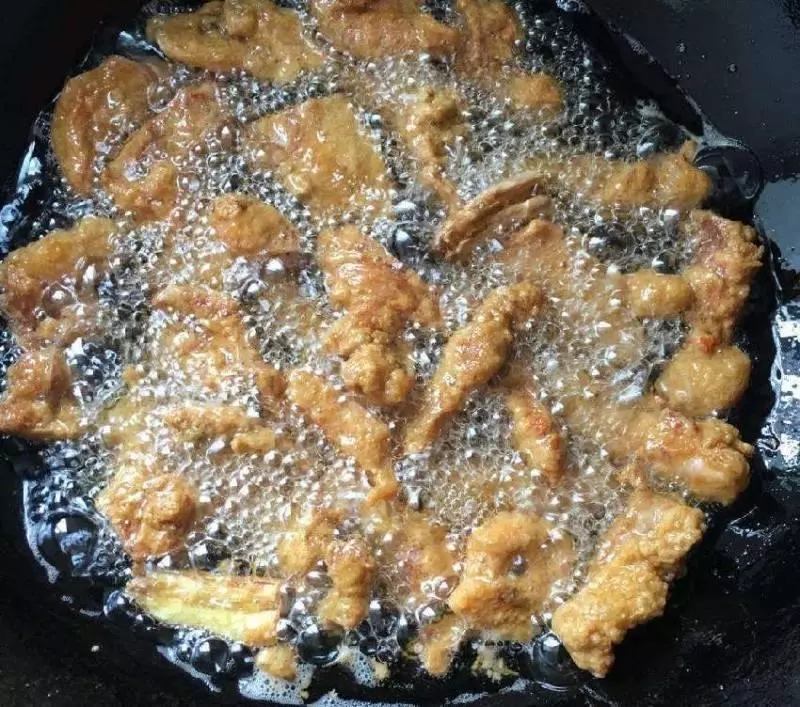 阿姨秘制炸酥肉做法,用了幾十年的老方子,我吃一次就上癮了,又香又脆,沒想到這麼簡單