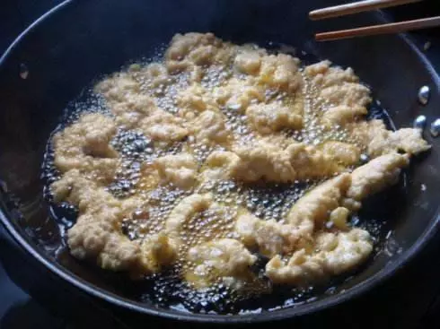 阿姨秘制炸酥肉做法,用了幾十年的老方子,我吃一次就上癮了,又香又脆,沒想到這麼簡單