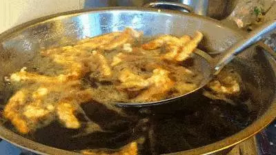 阿姨秘制炸酥肉做法,用了幾十年的老方子,我吃一次就上癮了,又香又脆,沒想到這麼簡單