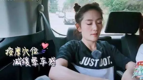 包文婧拍照很做作,袁詠儀:我想對她扔鞋子,網紅都是這樣的!