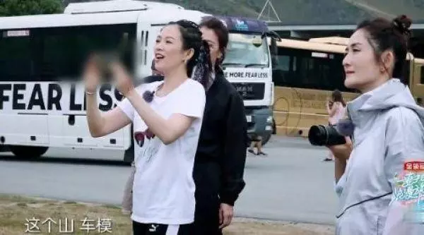 包文婧拍照很做作,袁詠儀:我想對她扔鞋子,網紅都是這樣的!